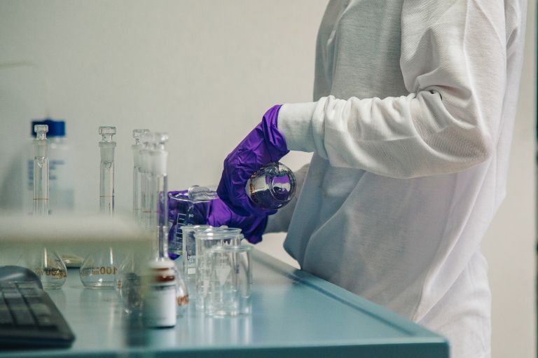 temeljni-kamen-lek-lendava, sandoz, laboratorij-kontrolo-kakovosti, simbolična, farmacija