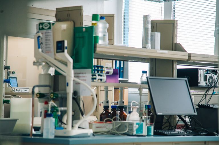 temeljni-kamen-lek-lendava, sandoz, laboratorij-kontrolo-kakovosti, simbolična, farmacija