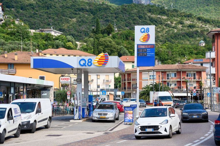 nago torbole, gardsko jezero, bencinska.jpg