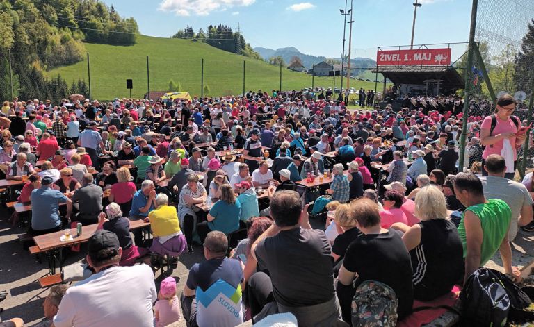 Množica-udeležencev-prvomajskega-srečanja-na-Graški-Gori.jpg