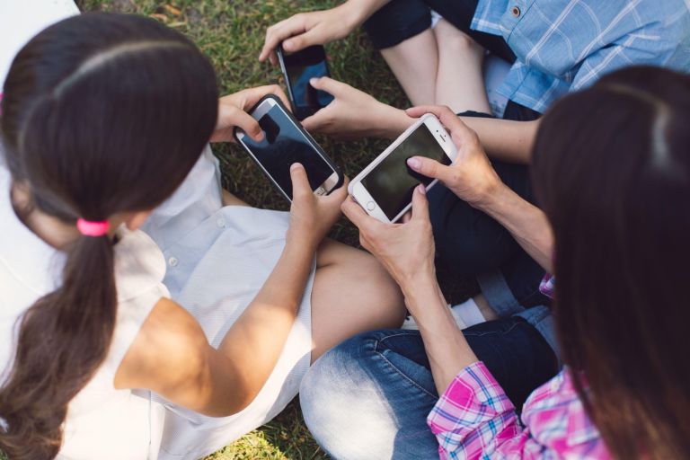 telefoni, internet, otroci