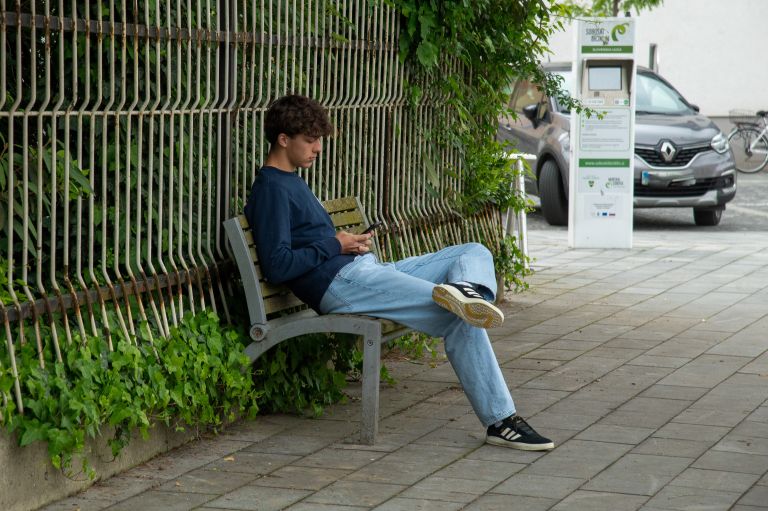 simbolična, ljudje, sprehajalci, telefon, mobilne-naprave