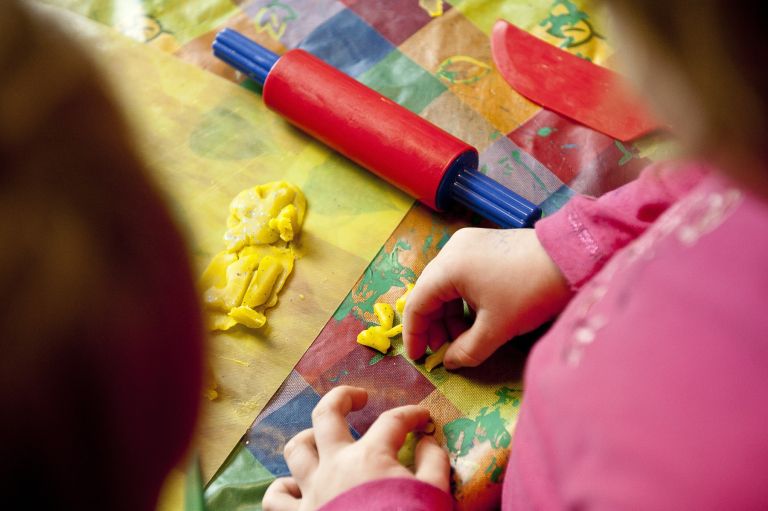 vrtec otrok igranje plastelin.jpg