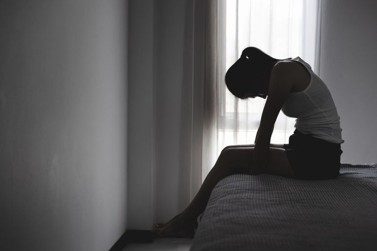 otrok-mladostnik-stiska