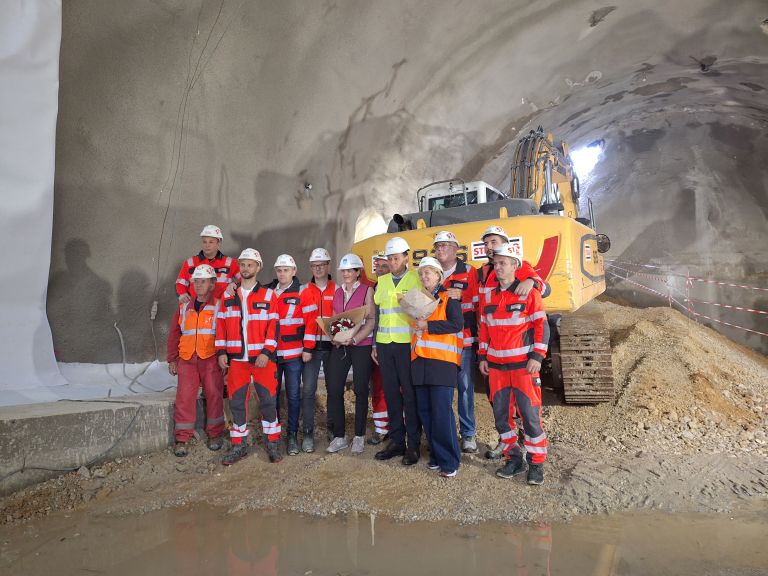 Preboj predora Konovo DARS.jpg