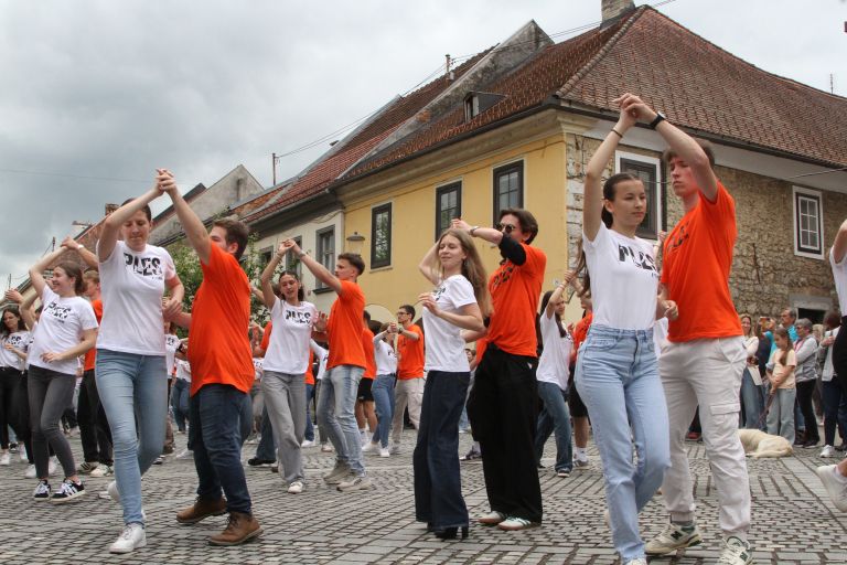 maturantska-cetvorka, novomeski-glavni-trg