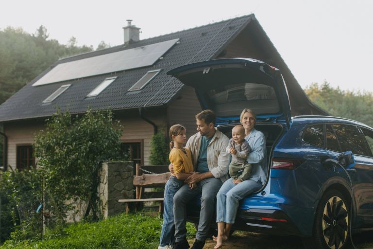 Družina pred hišo, solarni paneli, sončna elektrarna, električni avto