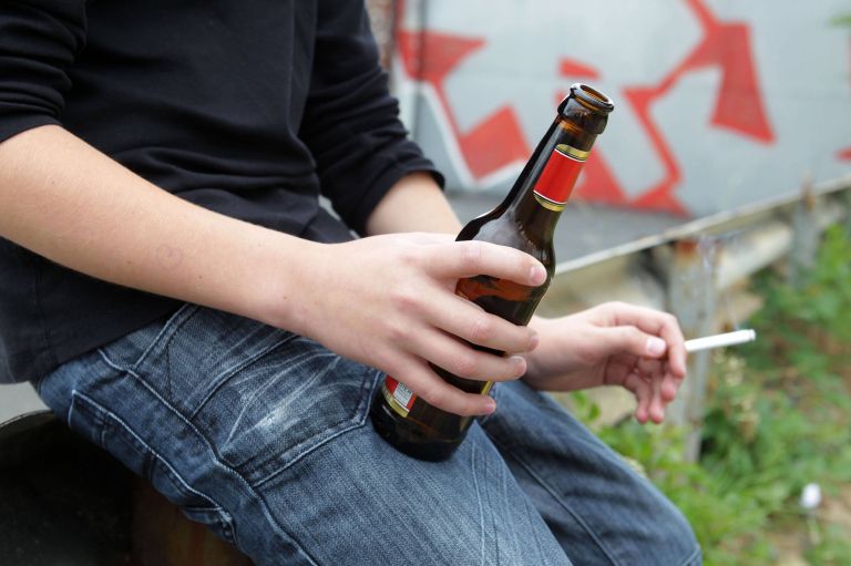 mladi, dijaki, alkohol