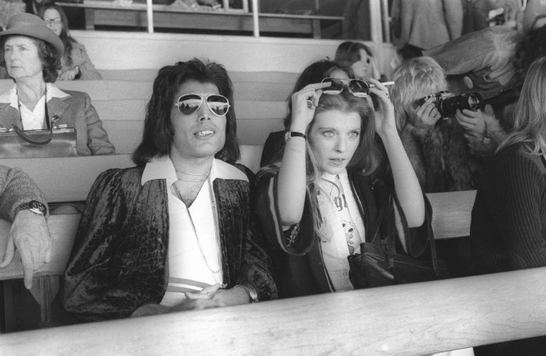 Freddie Mercury in Mary Austin na konjskih dirkah v Kempton Parku leta 1976. Njuna ljubezenska zveza
