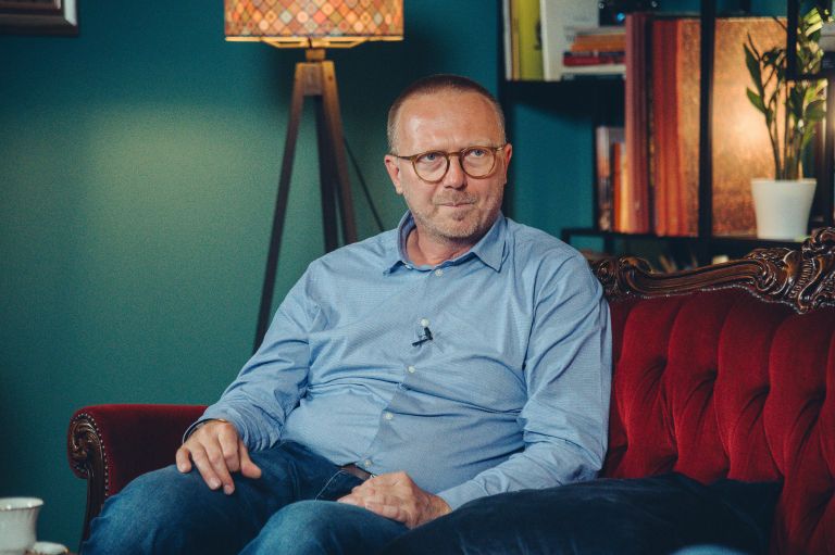 andrej-smodič, kavč, podkast, direktor-krajinskega-parka-goričko