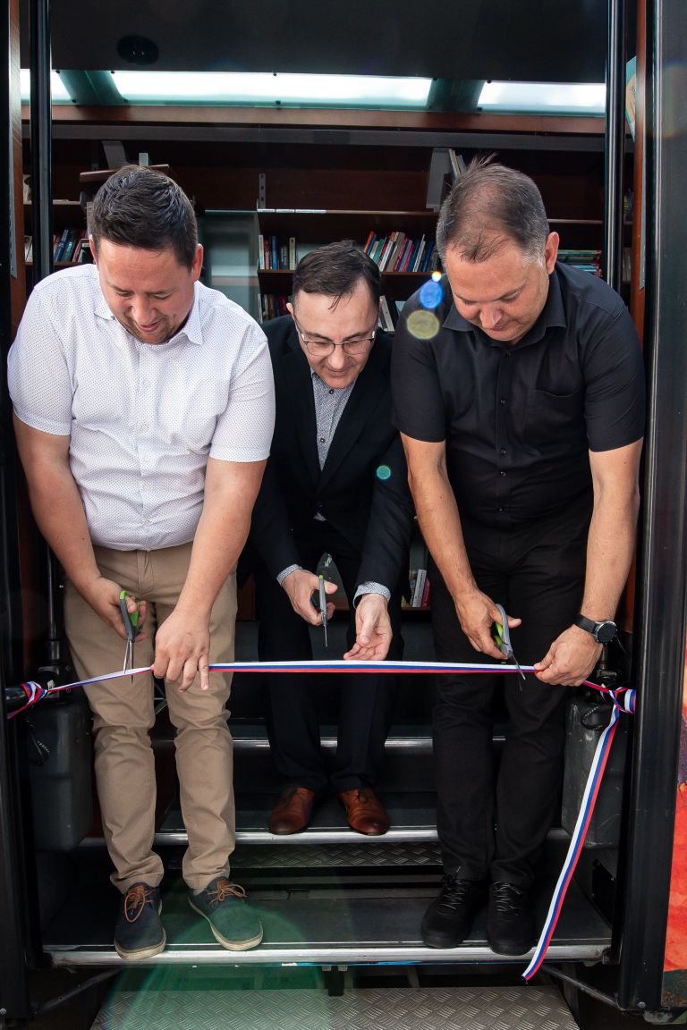 predaja-nadomestnega-bibliobusa, pisk, bibliobus, knjiznica
