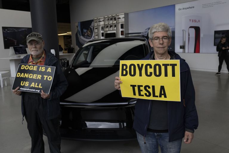 3 tesla profimedia-1001616286.jpg