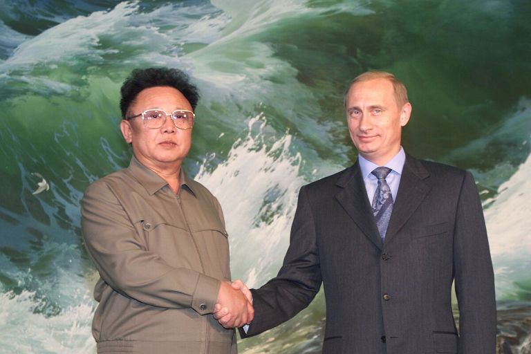 Vladimir_Putin_with_Kim_Jong-Il--wikipedia-2.jpg