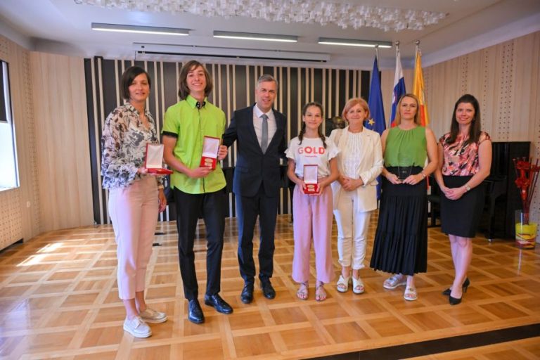 zupanovem-sprejemu-najboljsih-ucenk-in-ucencev-ter-sportnic-in-sportnikov-osnovnih-sol