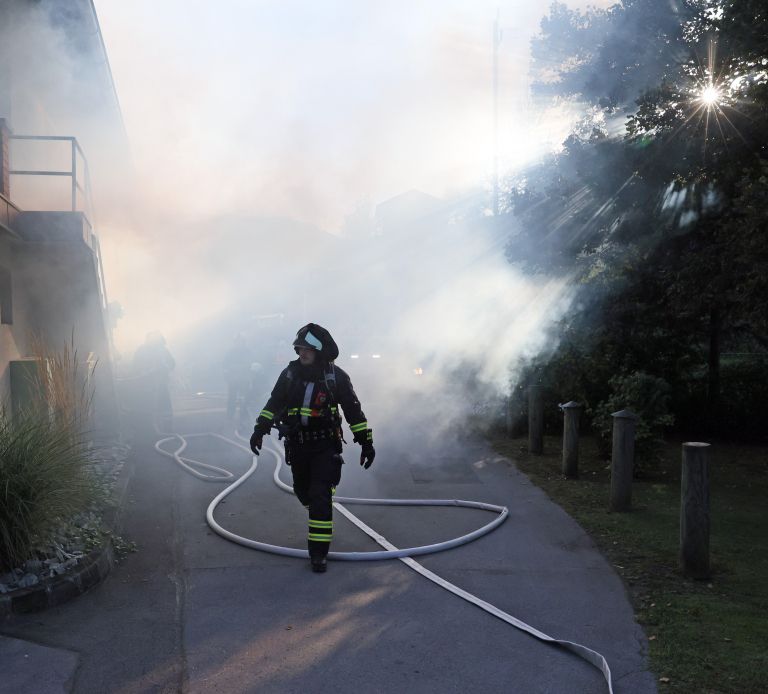 pozar, ostresje-avto-na-strehi