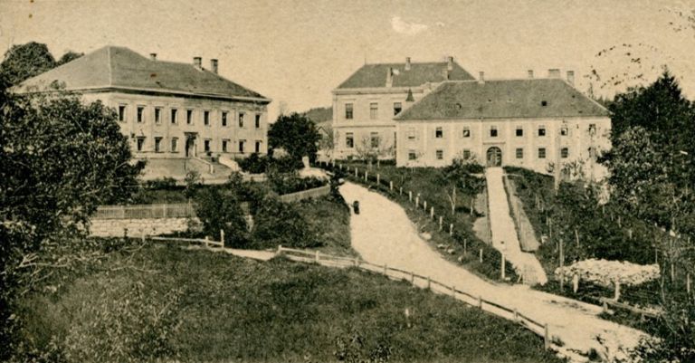 dvorec kamen.jpg