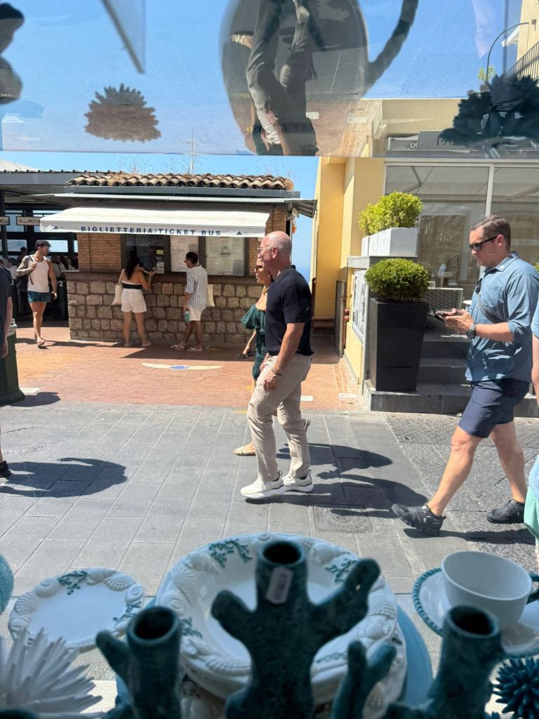 Jeff Bezos in Lauren Sanchez sta se pred dnevi poskušala pomešati med ljudi na Capriju.