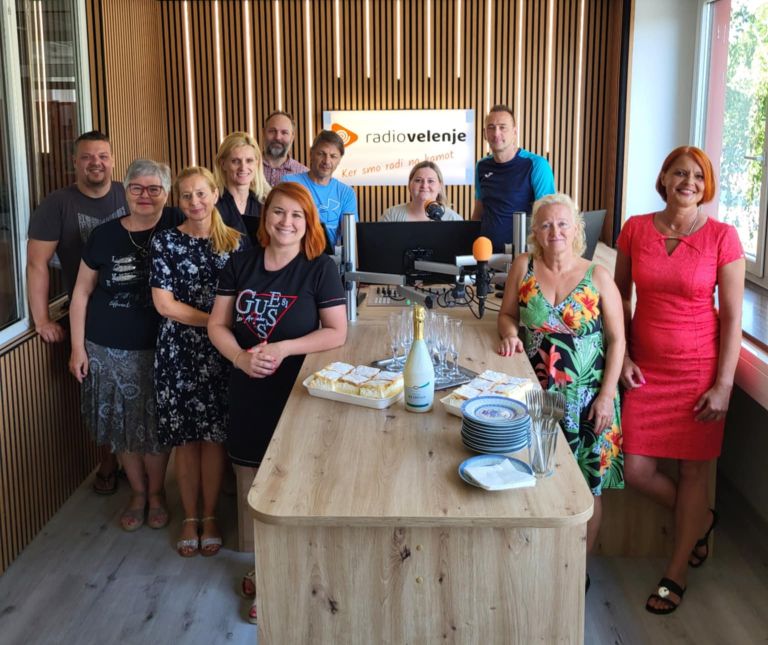 Del ekipe nazdravlja novi pridobitvi