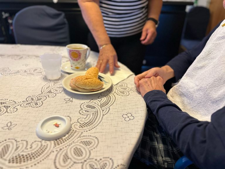 pomoč-na-domu, osebna-asistenca, invalid, tablete, bolniška-postelja