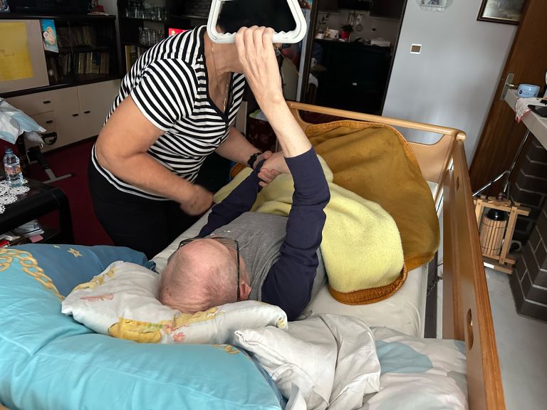 pomoč-na-domu, osebna-asistenca, invalid, tablete, bolniška-postelja