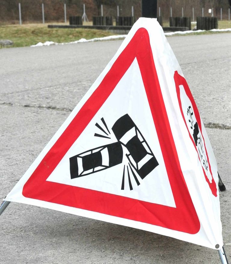 znak prometna nesreča.jpg