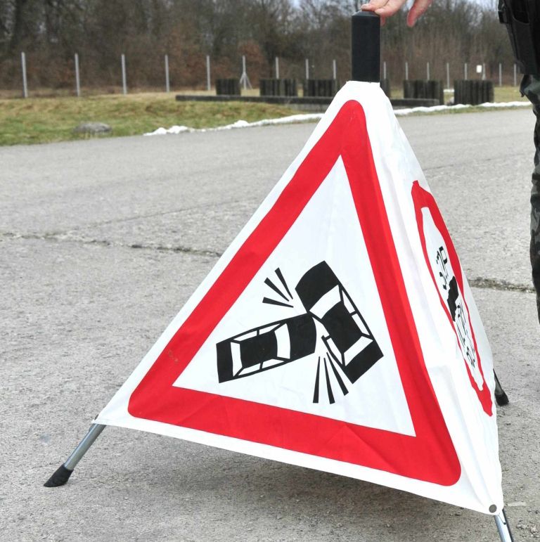 znak prometna nesreča.jpg