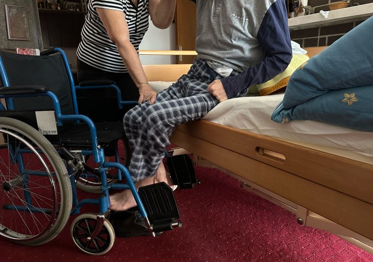 pomoč-na-domu, osebna-asistenca, invalid, tablete, bolniška-postelja