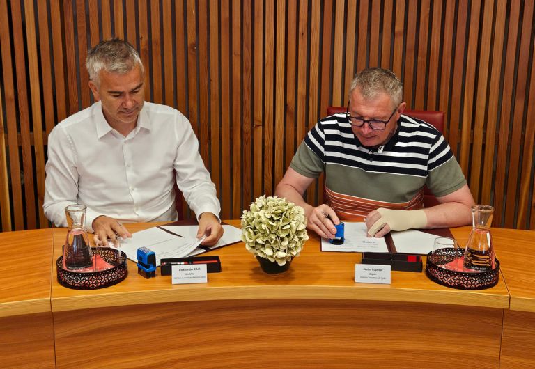 podpis-pogodbe-za-cesto-meža.jpg
