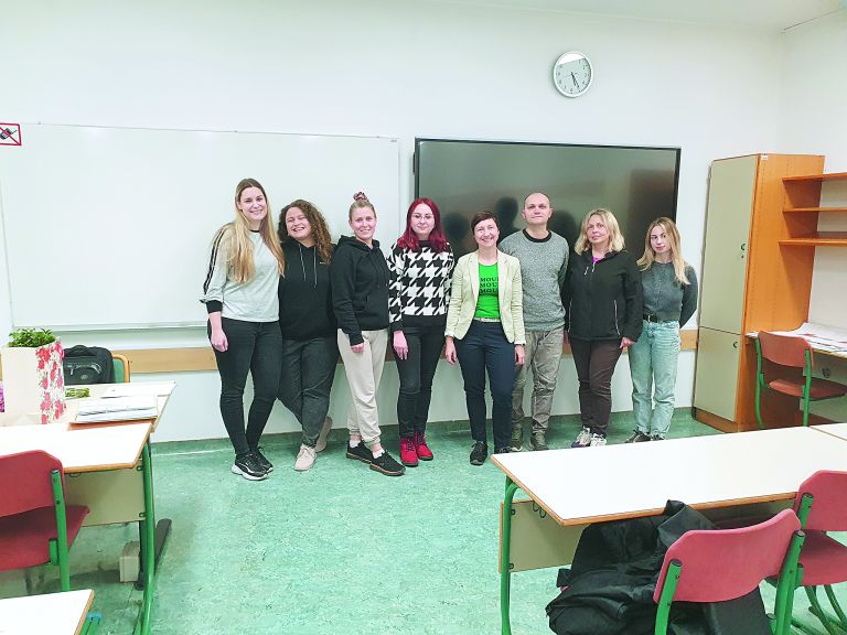 138570_123399_Profesorica slovenskega jezika_5kol_stran 13_bojana_udelezenci_pred_tablo.jpg