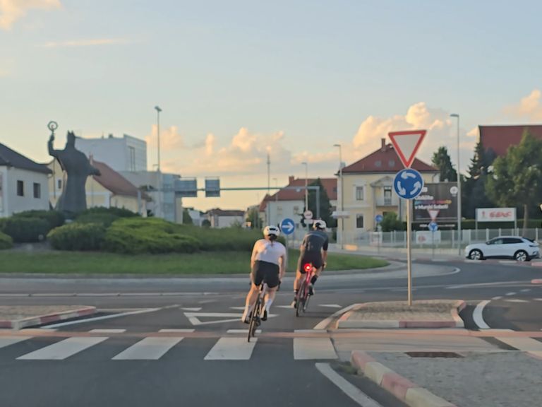 simbolična, kolesarji, cestno-kolesarstvo, neupoštevanje-prometne-signalizacije