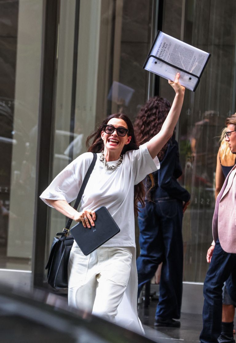 Hudičevka v Pradi, Anne Hathaway - Oboževalci lahko Anne Hathaway vidijo med snemanjem skoraj vsak d