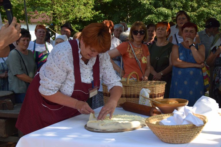 tradicionalni-likof-v-rogatcu