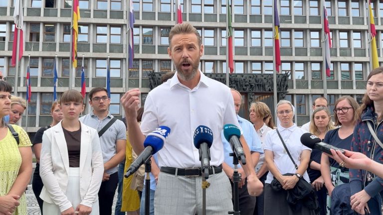 gregor bezensek pred parlamentom .jpg