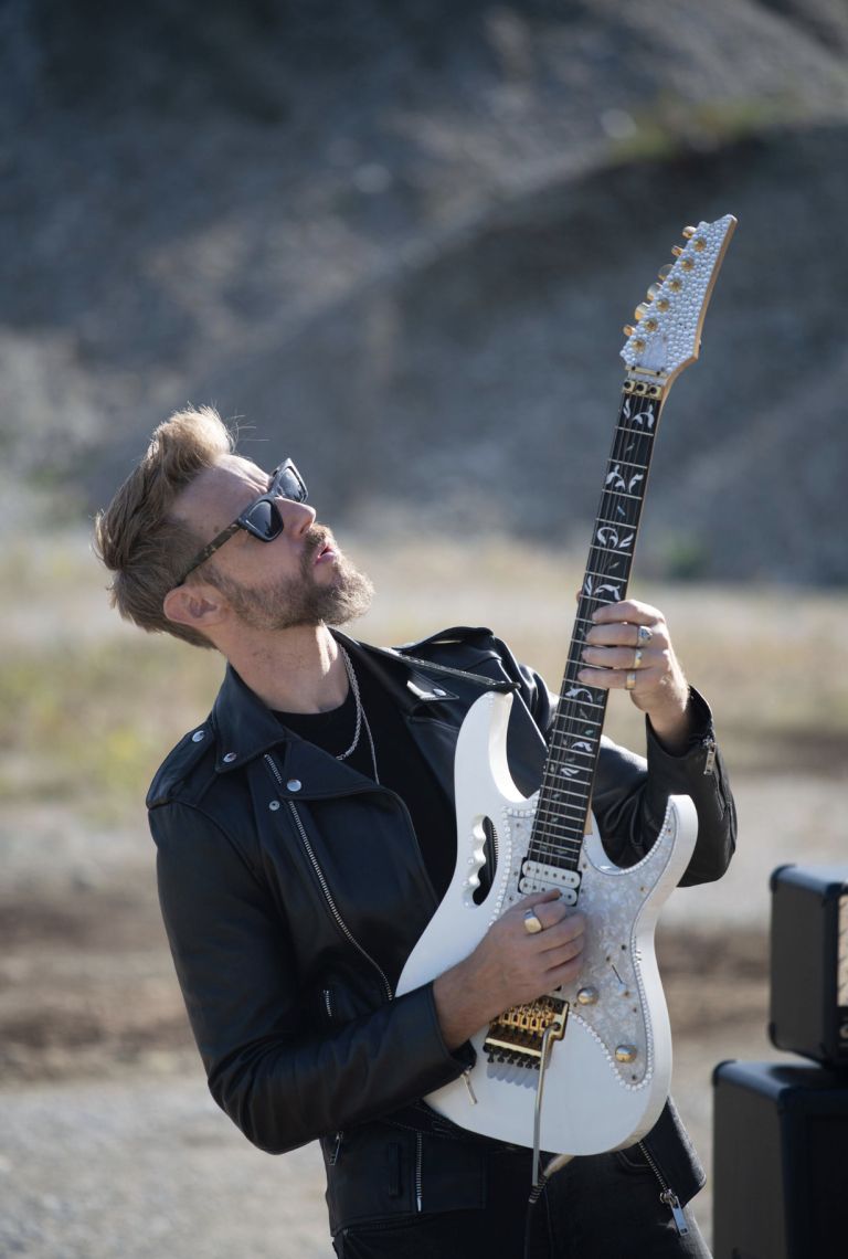 gregor bezensek s kitaro.png