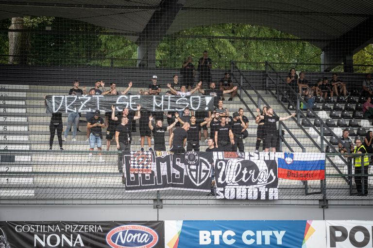 mura, aluminij, gledalci, tribune