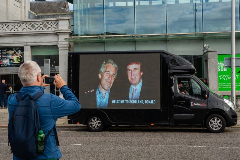 UV trump epstein tovornjak pf.jpg