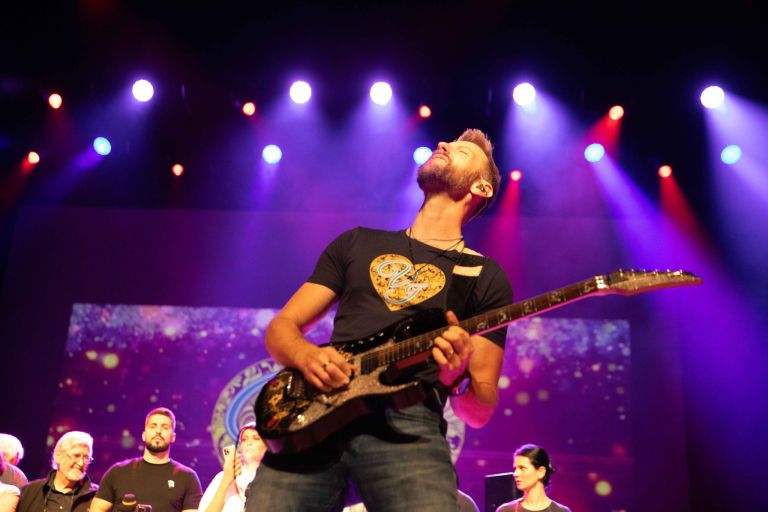 KoncertVJ - Gregor s kitaro na odru.jpg