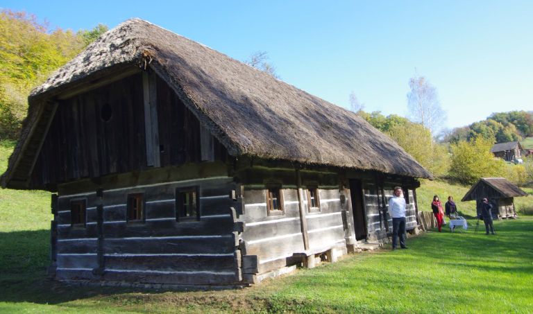D32_RangusovaHisaZagraskiLog.jpg