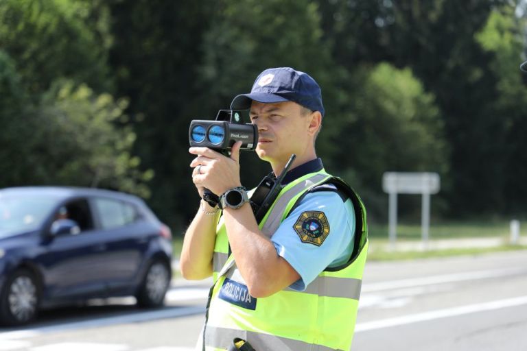 Policist_meri_hitrost_4S7A1269_fotoAndrazSegs.jpg