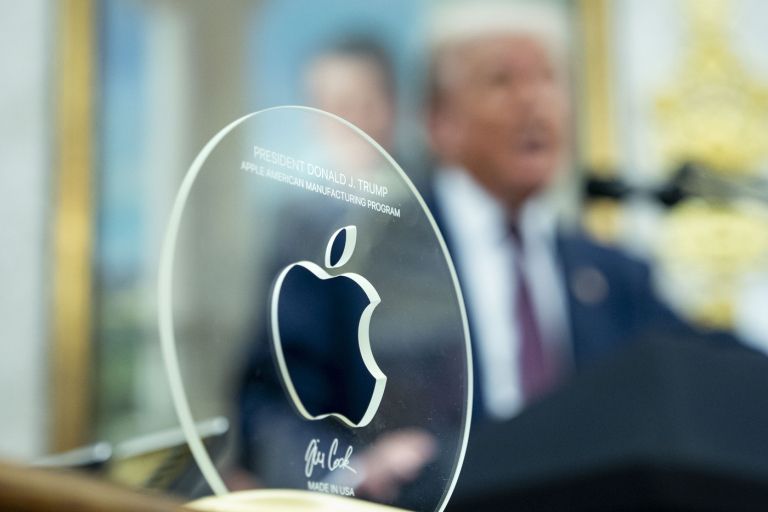 apple, donald-trump, tim-cook