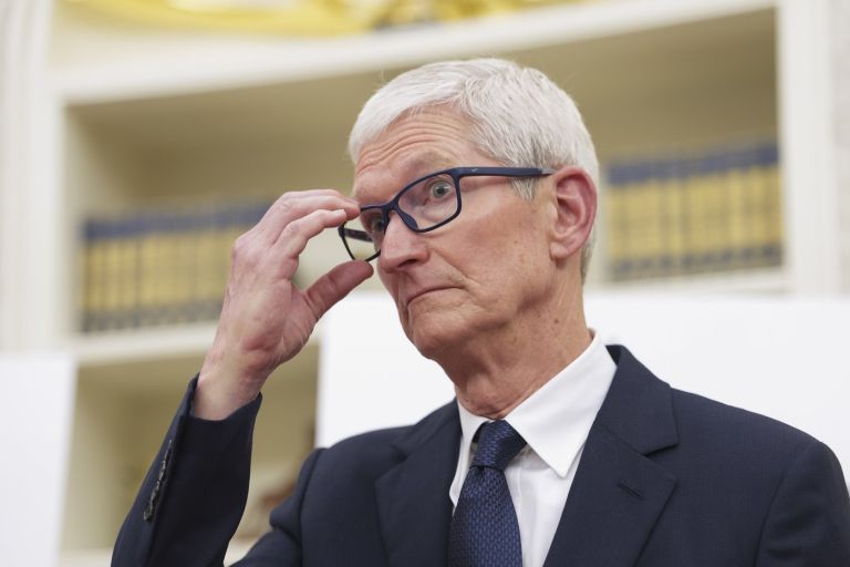 apple, donald-trump, tim-cook
