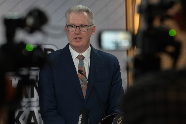 Avstralski notranji minister Tony Burke.jpg