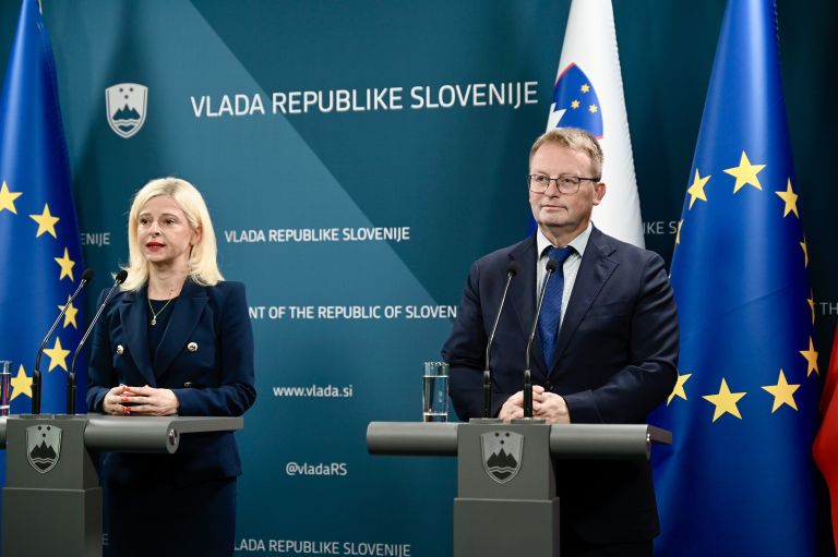 ministrica za digitalno preobrazbo mag. Ksenija Klampfer, generalni direktor Uprave RS za zaščito in reševanje Leon Behin.jpg