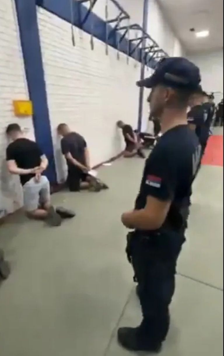 Valjevo, privedeni fantje klečijo pred oboroženimi policisti.jpg