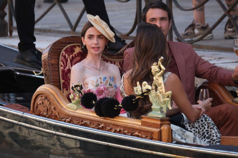 Emily v Parizu, Lily Collins, Ashley Park, Eugenio Franceschini.jpg