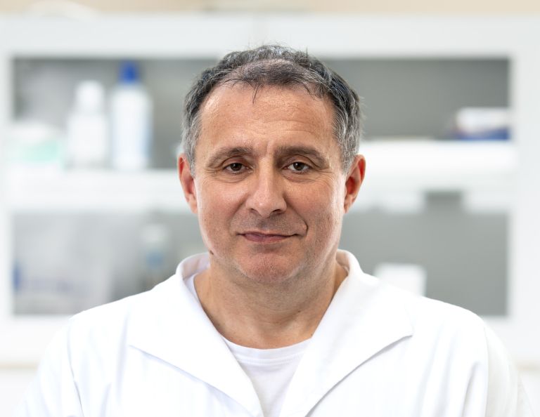 Dr. Erik Brecelj
