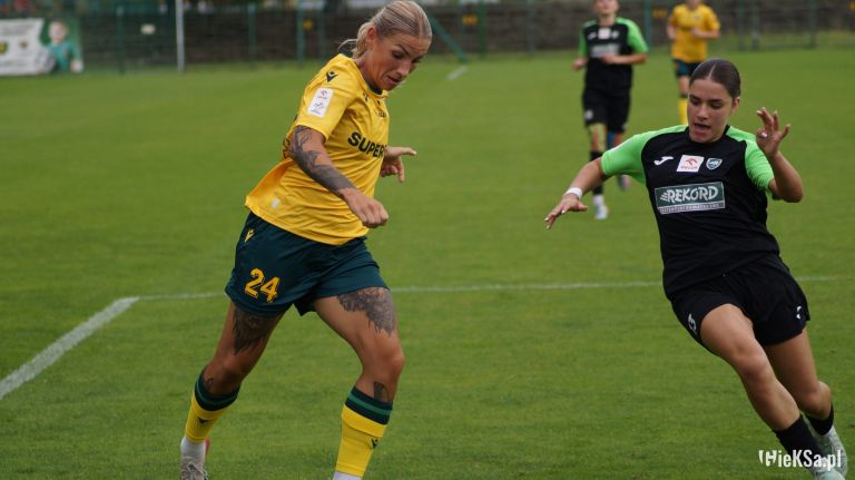 Klaudia słowińska (in yellow, polish representant, team star).png