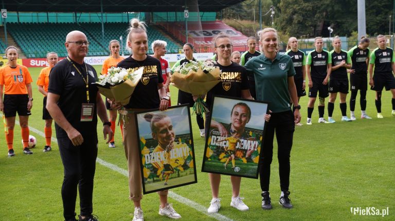 from left club CEO Sławomir Witek, Marlena Hajduk (former player), Kamila Tkaczyk (Former player), Karolina Koch (team coach).png