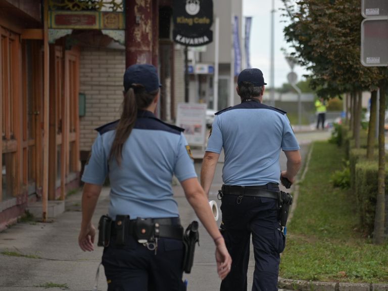 razsut-tovor, lendavska-ulica, bučno-seme, policija, policisti, 113