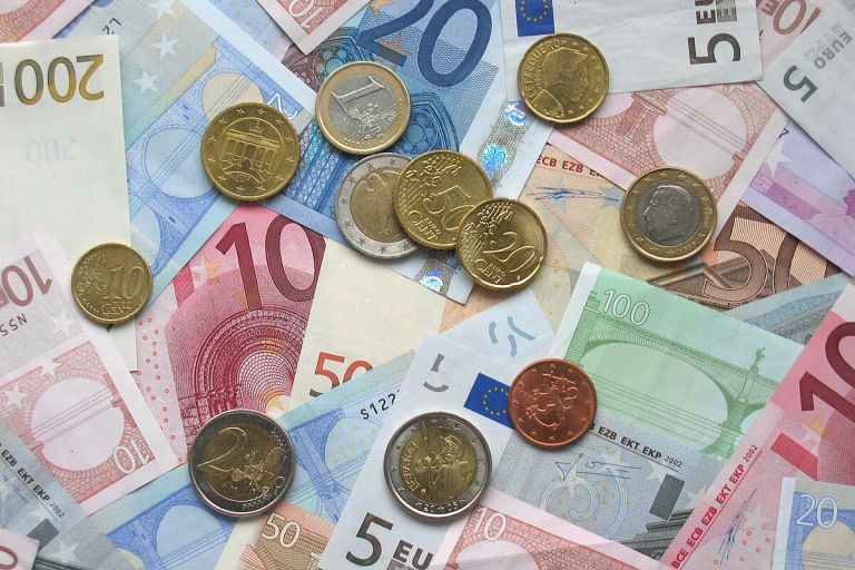 Euro_coins_and_banknotes_(cropped).jpg